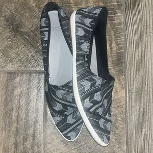 NWOT Sanuk black & grey pointy toe sneakers